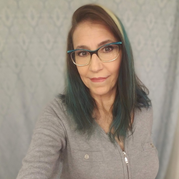 Meet your Posher, Adrienne - Picture 4 of 16